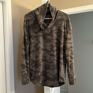 Women’s lightweight Cowl Neck Sweatshirt Camo Size L
